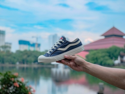 black and white nike sneakers